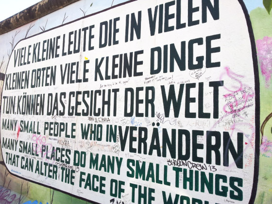 Ich liebe diesen Spruch von der Berliner East Side Gallery. Er soll uns durch das Jahr 2017 tragen.  